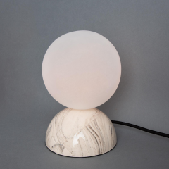 Lampe de table en céramique marbrée avec boule en verre Design Ovata