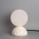 Lampe de table en céramique marbrée avec boule en verre Design Ovata